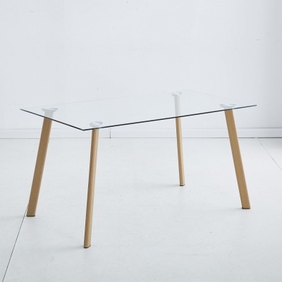 Mesa de vidro com pernas de madeira clara sobre chão branco