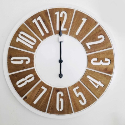 Relógio de parede redondo com números de madeira e ponteiros pretos