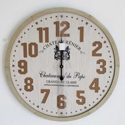 Relógio de parede redondo com números castanhos e texto central preto