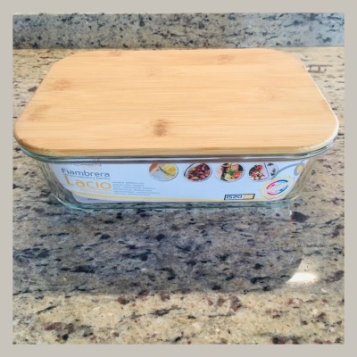 Recipiente de vidro com tampa de madeira sobre granito