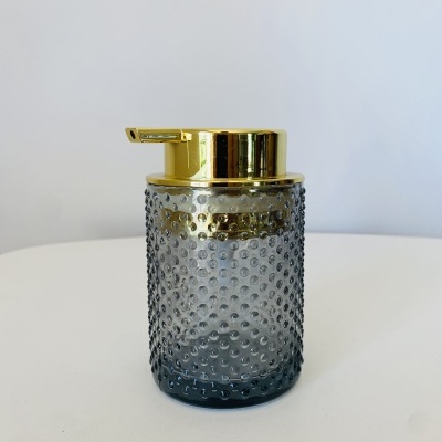 Doseador de sabão transparente com tampa dourada e textura bolha