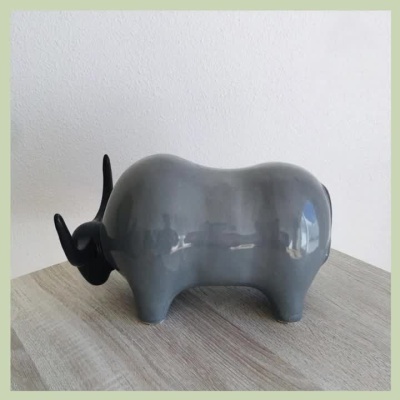 Touro Decorativo em Cerâmica – Escultura Moderna para Decoração