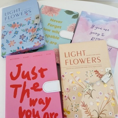 Agendas coloridas com capas florais e textos em inglês