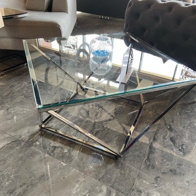 Mesa de centro triangular com tampo de vidro e base metálica prateada