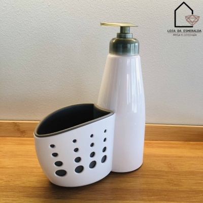 Frasco dispensador branco com suporte perfurado branco e preto em balcão de madeira com parede branca