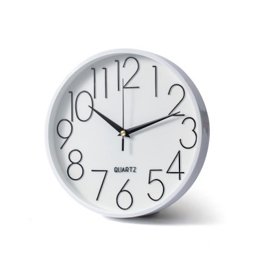 Relógio de parede branco com números pretos grandes e os ponteiros marcando 10:10:06