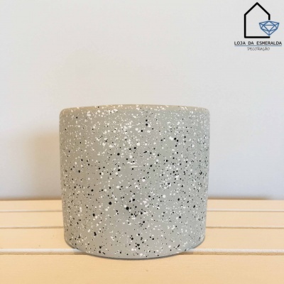 Vaso de cerâmica cinza com pintas pretas e brancas