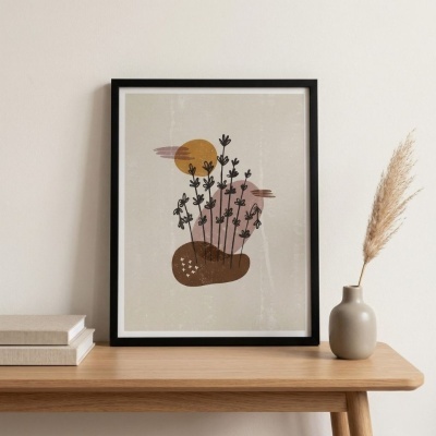Quadro em moldura preta com ilustração minimalista de plantas e formas abstratas sobre mesa de madeira com livros e vaso.