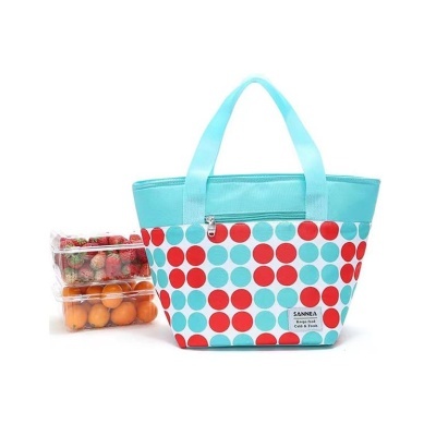 Saco isotérmico colorido com padrão de bolinhas e frutas em recipientes transparentes