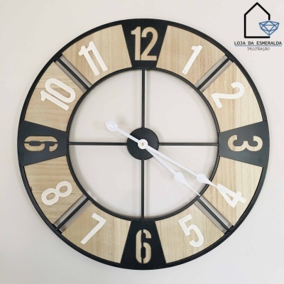 Relógio de parede circular preto e madeira clara com números brancos