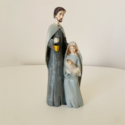 Estatueta de casal religioso com lanterna e cordeiro nas mãos, cores cinza e azul claro