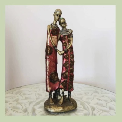 Escultura Decorativa de Duas Figuras em Trajes Étnicos