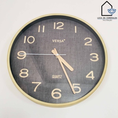 Relógio de parede redondo com fundo cinza e moldura bege