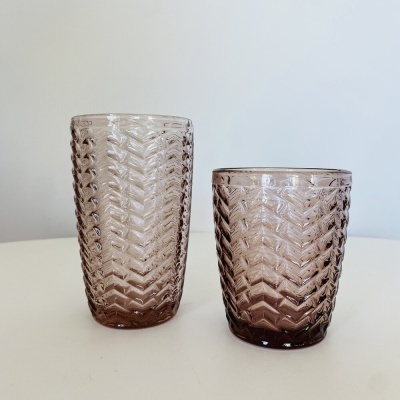 Dois copos de vidro castanho translúcido com padrão em relevo de espinha de peixe