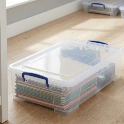 Caixa de arrumação transparente com tampa azul e ficheiros coloridos dentro no chão de madeira