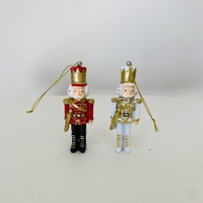 Duas figuras decorativas de soldado do rei, uma vermelha e outra branca, com coroas douradas