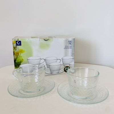 Conjunto de chávenas de vidro transparente com pratos e embalagem