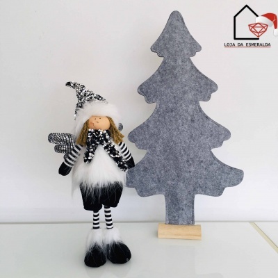 Figura decorativa de anjo em tecido preto e branco e árvore de Natal cinzenta em feltro