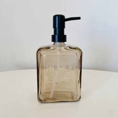Doseador de sabão em vidro com tampa de bomba preta e texto PURE SOAP