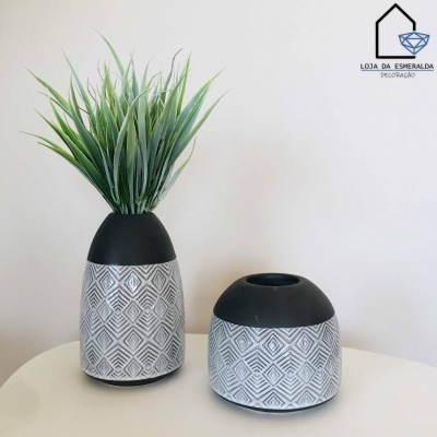 Dois vasos decorativos cinza e preto com padrão geométrico, um com planta artificial e outro vazio