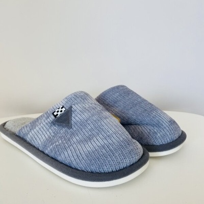 Chinelos cinza de tecido com sola branca e logo Prada