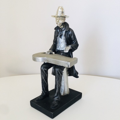 Estátua decorativa de músico sentado a tocar instrumento de cordas em base preta