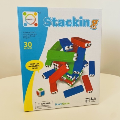 Embalagem do jogo de tabuleiro Stacking, com blocos coloridos e olhos desenhados