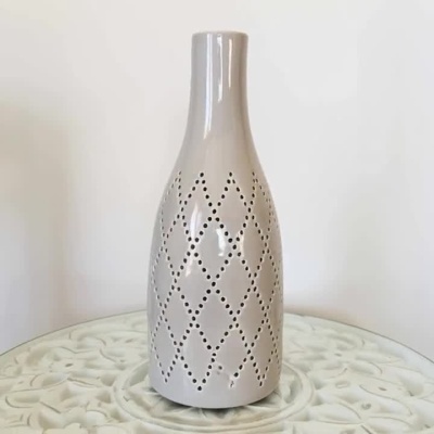 Jarra Decorativa Perfurada em Cerâmica com Acabamento Beje