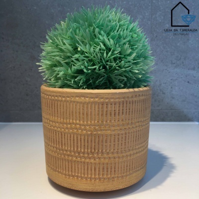 Vaso cerâmico castanho com planta artificial verde esférica