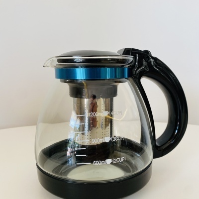 Jarro de café em vidro transparente com pega preta e marcação de medida