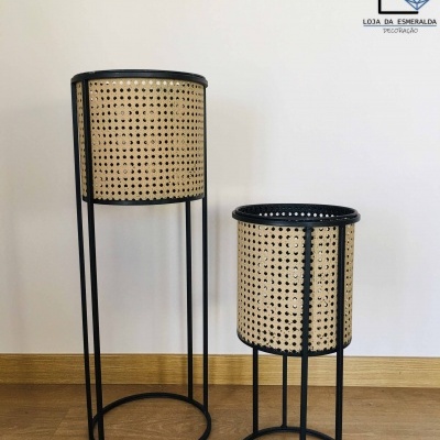 Dois suportes para plantas com estrutura metálica preta e revestimento tipo vime