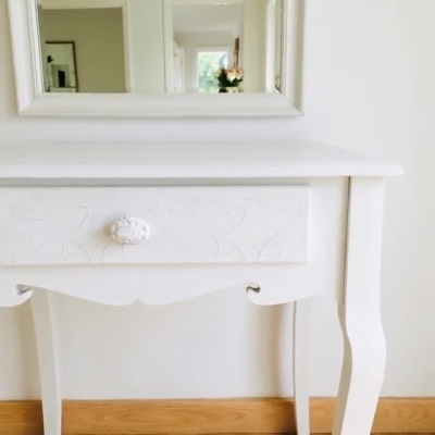 Consola de Apoio Branca com Gaveta Trabalhada - Estilo Romântico
