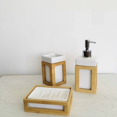 Conjunto de peças para casa de banho em cerâmica branca com suportes de madeira clara