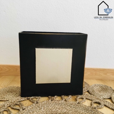 Vaso quadrado preto com detalhe branco sobre tapete de fibras naturais