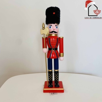 Soldado castanheiro de madeira vermelho e azul com chapéu felpudo negro e machado dourado