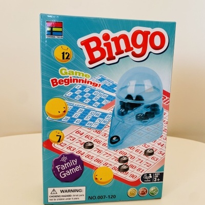embalagem azul de jogo de bingo com cartelas e recipiente transparente com bolas