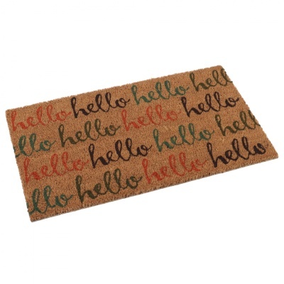 Tapete rectangular castanho claro com a palavra 'hello' repetida em várias cores
