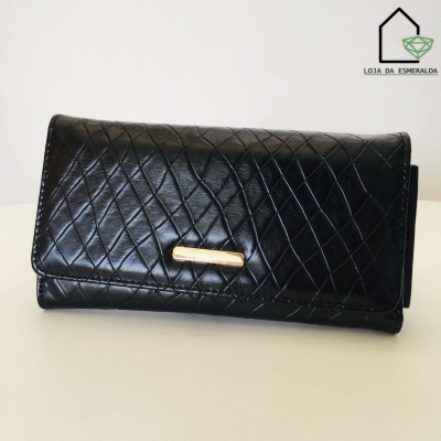 Carteira preta em relevo quadriculado com fecho dourado