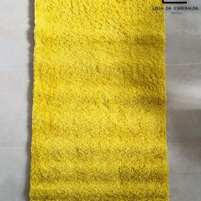 Tapete amarelo felpudo em pavimento claro com logótipo LOJA DA ESMERALDA TEXTILS