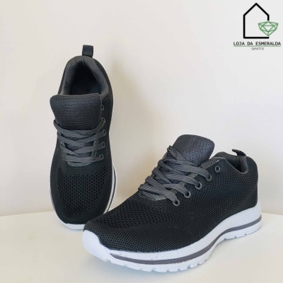 Sapatilhas pretas com sola branca e atacadores cinzentos