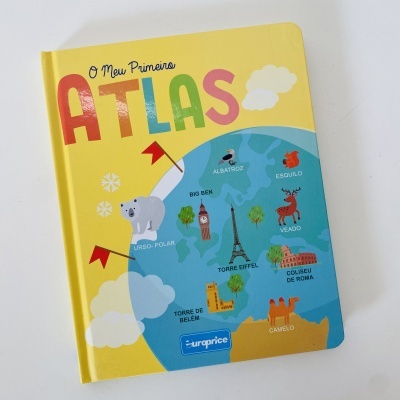 Livro infantil O Meu Primeiro Atlas capa amarela com ilustração de globo e monumentos