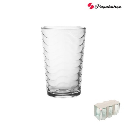 Copo de vidro transparente com padrão ondulado ao lado embalagem de 3 copos Paşabahçe