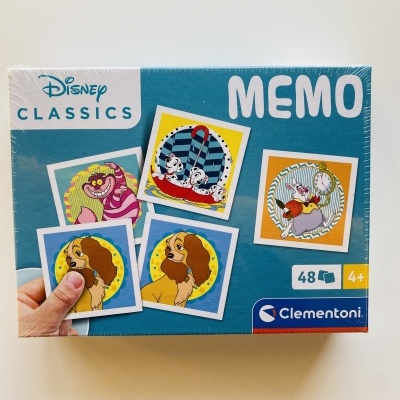 Caixa azul do jogo de cartas memo Disney Classics com personagens de desenho animado e logo Clementoni