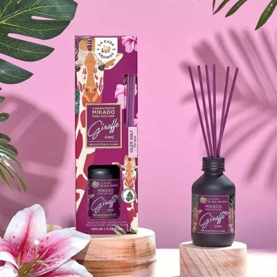 Difusor ambiente Mikado Giraffe Chic com pauzinhos em vidro e embalagem decorada com girafas em fundo rosa
