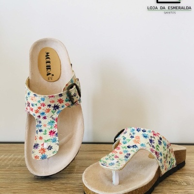 Chinelos com padrão floral, sola de cortiça e detalhe de fivela