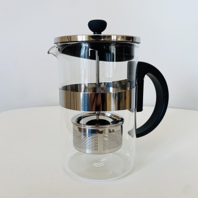 Prensa francesa para café com corpo de vidro e detalhes metálicos prateados