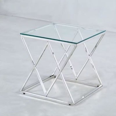 mesa de apoio com tampo de vidro e estrutura metálica prateada em X