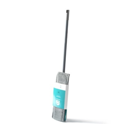 Mopa de chão cinzenta com cabo longo e embalagem turquesa e branca