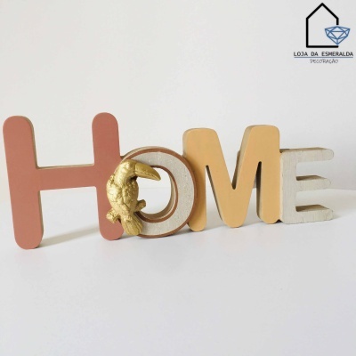 Decoração com letras H, O, M, E coloridas e pássaro dourado na letra O