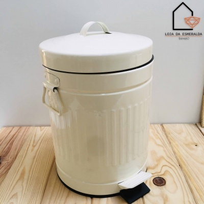 Lixeira de metal branca com pedal preto e pega, em madeira clara